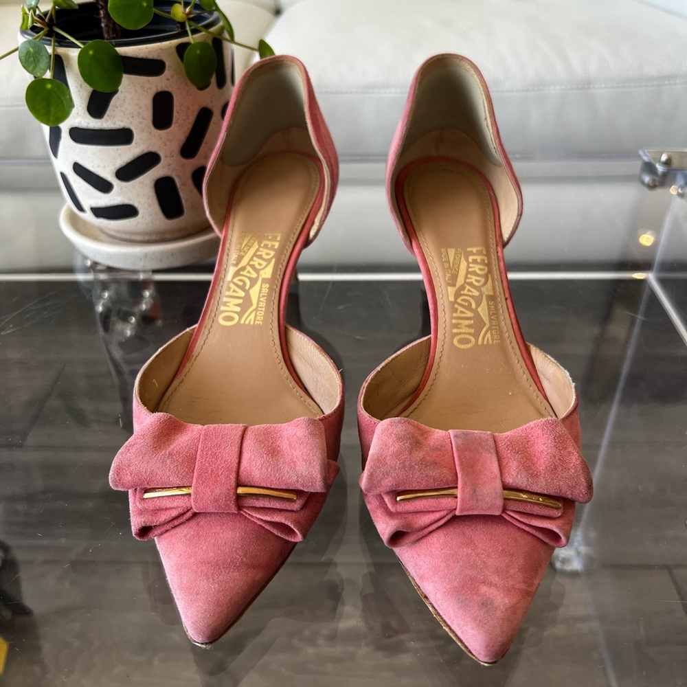 SALVATORE FERRAGAMO | POINTED TOE PINK SUEDE KITTEN HEELS